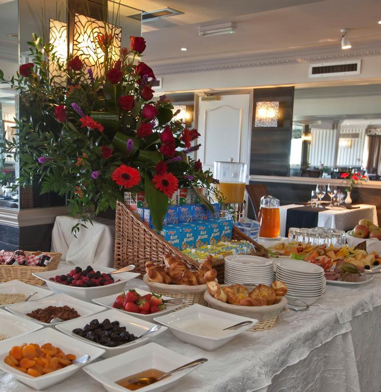Cobo Bay Hotel Castel Restaurant foto